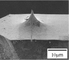 加工例：マイクロ波原子顕微鏡プローブ探針のスリット加工
